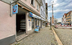 Das Reisebüro auf dem Hechinger Marktplatz bekam durch AfD-Plakate bundesweite Aufmerksamkeit.  FOTO: SIEDLER