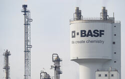 Energieintensive Branchen, wie etwa die Chemieindustrie, sollen vom Industriestrompreis profitieren.  FOTO: ANSPACH/DPA 