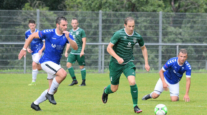 TSV Eningens spielender Abteilungsleiter: Lukas Koschmieder (rechts).  FOTO: BAUR