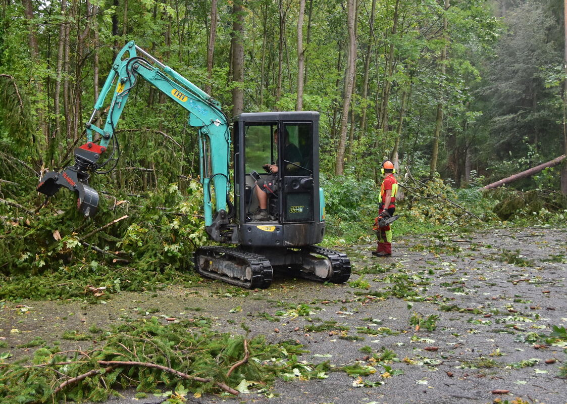 Bauhof und Forstarbeiter machten die Wege wieder frei FOTO MEYER