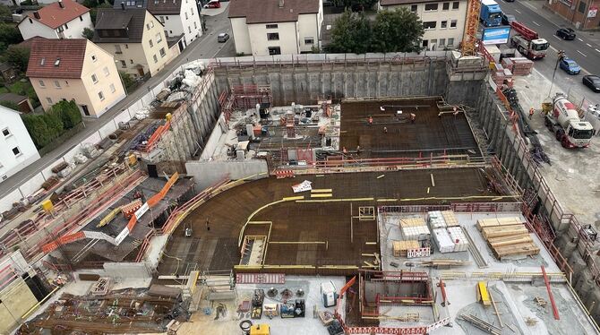 Blick auf die Baustelle des Landratsamt: Die Arbeiten schreiten hurtig voran.  FOTO: GEORG REISCH GMBH & CO. KG