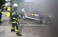 Feuerwehr-Training an E-Fahrzeugen