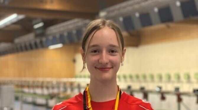Deutsche Meisterin mit der Luftpistole: Die 15 Jahre alte Luisa Strähle.  FOTO: VEREIN