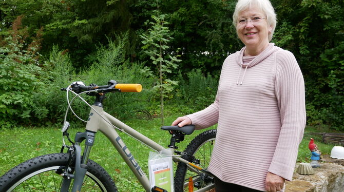 Edeltraud Stiedl hat ein hochwertiges Kinderrad gewonnen – und will es nun für soziale Zwecke verkaufen.