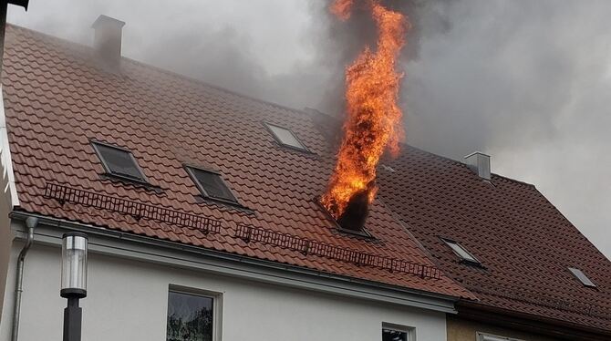 Flammen schlagen aus dem Dachfenster eines Wohnhauses in der Großen Ziegelstraße in Pfullingen