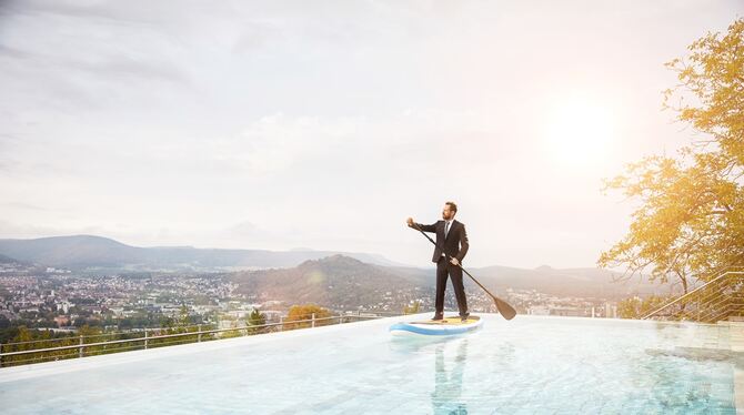 Business und Freizeit lassen sich in Reutlingen gut verbinden, wie dieses Bild eines Pools mit Blick auf die Stadt zeigen soll.