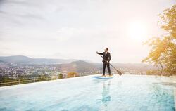 Business und Freizeit lassen sich in Reutlingen gut verbinden, wie dieses Bild eines Pools mit Blick auf die Stadt zeigen soll. 