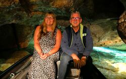 Auf seiner Sommertour besuchte der CDU-Bundespolitiker Michael Donth  unter anderem  die  an und in der Wimsener Höhle arbeiten,