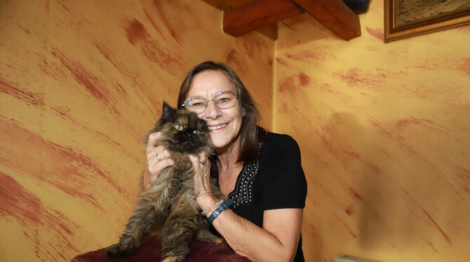 Sonja Greese aus Mittelstadt ist Ansprechpartnerin für die Reutlinger Katzenfreunde. FOTO: REISNER