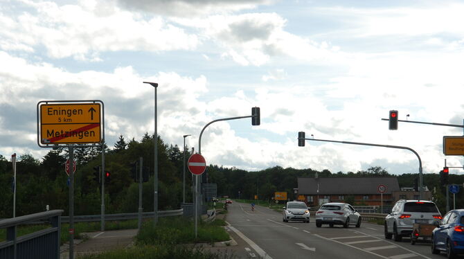 Viele Autos, keine Busse zwischen Metzingen und Eningen. Im Bild die starkbefahrene Eichbergkreuzung.