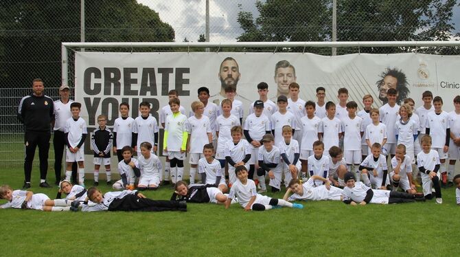Junge Sportler aus Gammertingen und Umgebung haben fünf Tage mit der Fußballschule von Real Madrid trainiert.  FOTO: RÖSCH