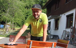 Die Gäste können kommen: Am Morgen bereitet Timo Burgmaier den Außenbereich der Rohrauer Hütte vor. Hier gibt’s gut 120 Sitzplät