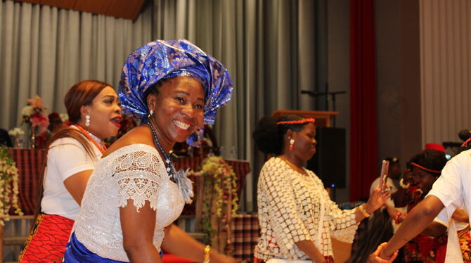Mit Musik und Gesang führten die Igbo-Frauen traditionelle Tänze auf.