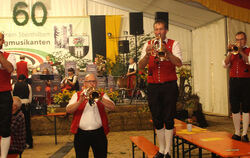 Riesenstimmung am Freitagabend beim Augstbergfest mit den Pfronstetter Albdorfmusikanten, die teilweise mitten im Publikum spiel