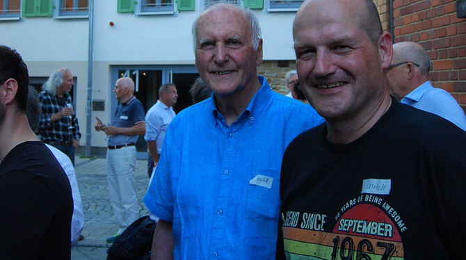 Ulrich Völter senior und junior vor dem Stammsitz der Familie. 70 Angehörige aus aller Welt waren zu dem Treffen gekommen. FOTO: