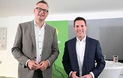 Andreas Schwarz (l, Grüne) und Manuel Hagel (CDU)