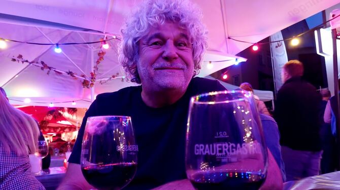 Merlot im Glas: Bernd Hinderer genießt den Roten aus dem Languedoc,  seinem Sehnsuchtsort in Frankreich.