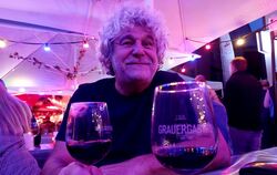 Merlot im Glas: Bernd Hinderer genießt den Roten aus dem Languedoc,  seinem Sehnsuchtsort in Frankreich. 