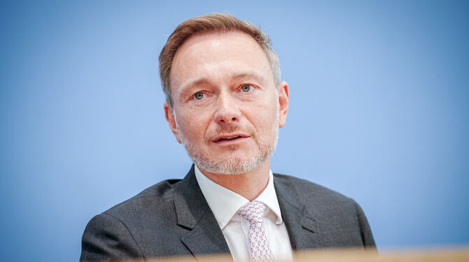 Christian Lindner orientiert sich bei den Haushaltsberatungen an der Vorgehensweise von Wolfgang Schäuble.  FOTO: NIETFELD/DPA