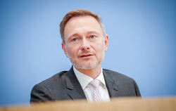Christian Lindner orientiert sich bei den Haushaltsberatungen an der Vorgehensweise von Wolfgang Schäuble.  FOTO: NIETFELD/DPA 