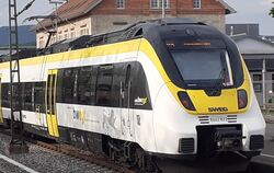 Ein Zug der SWEG Bahn Stuttgart vom Typ Talent 2 hält in Metzingen. 