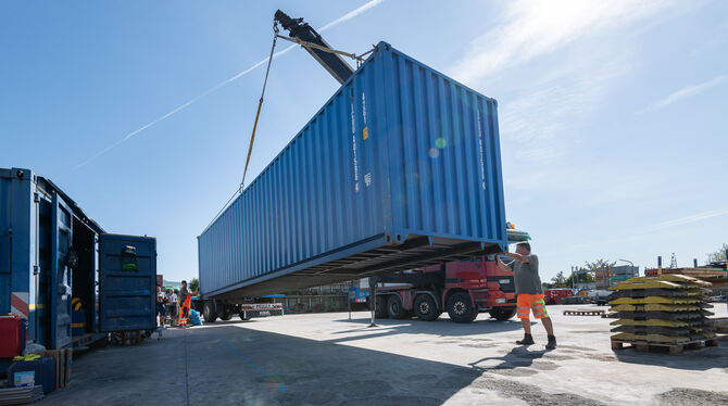Brand Walddorfhäslach Kran Seecontainer Container Lagerhalle Steinhart Bauunternehmen Die Firma Steinhart behilft sich nach dem Brand mit Containern statt einer Lagerhalle.