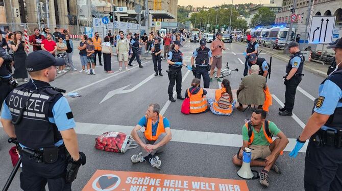 Aktivisten blockieren Straße und behindern Rettungswagen