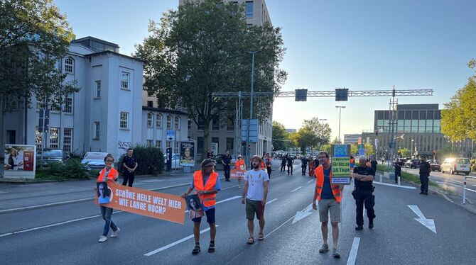 »Letzte Generation« in Aktion: Zwölf Aktivisten demonstrieren auf der Lederstraße und sorgen kurzzeitig für Stau.