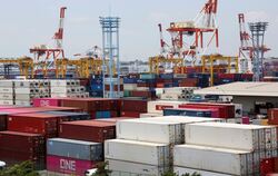 Containerhafen in Japan