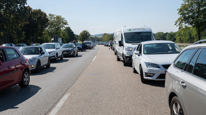 Der nachfolgende Verkehr staute sich vor der Unfallstelle. Die Polizei leitete über die Ausfahrt Jettenburg aus.