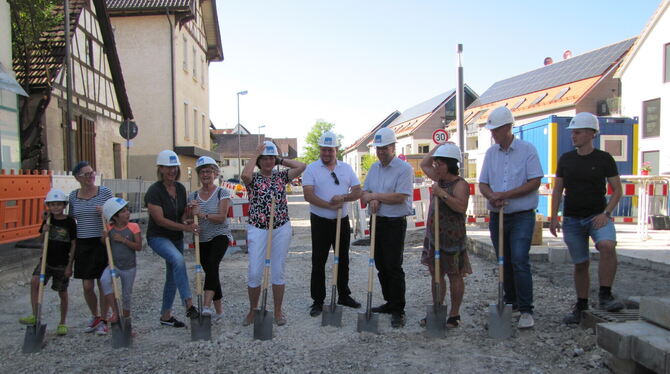 Walddorfhäslachs Bürgermeisterin Silke Höflinger (Sechste von links) mit anderen Akteuren beim Spatenstich zur Sanierung der Hai