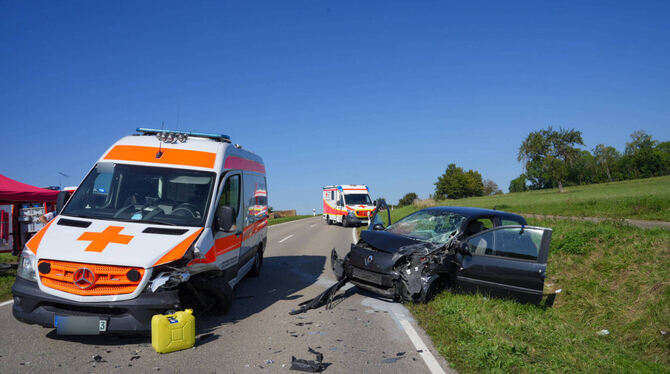Der Rettungswagen und der Renault Twingo eines 60-jährigen Autofahrers stießen zusammen.