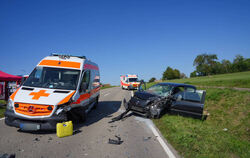 Der Rettungswagen und der Renault Twingo eines 60-jährigen Autofahrers stießen zusammen.
