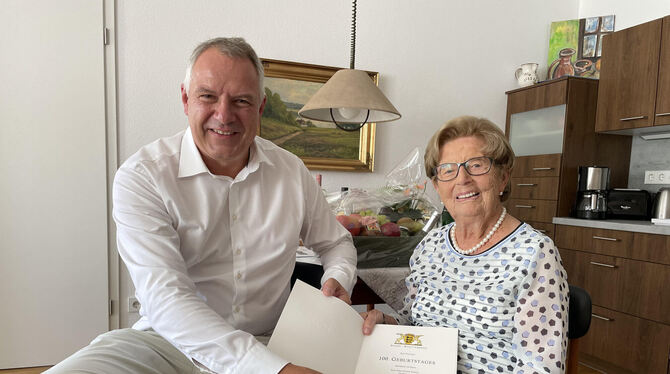 Grafenbergs Bürgermeister Volker Brodbeck gratuliert der ältesten Einwohnerin der Gemeinde zu ihrem 100. Geburtstag.  FOTO: GEME