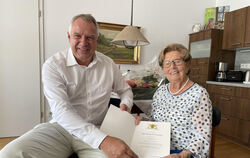 Grafenbergs Bürgermeister Volker Brodbeck gratuliert der ältesten Einwohnerin der Gemeinde zu ihrem 100. Geburtstag.  FOTO: GEME