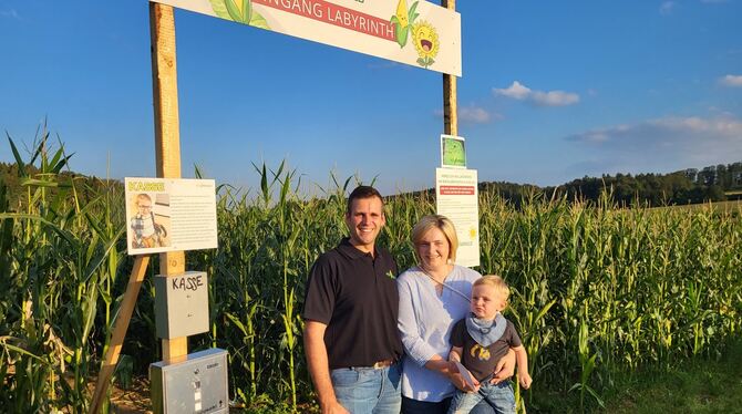 Denis Arnold und seine Frau Caroline haben in Aichelau ein Maislabyrinth eingerichtet. Auch Sohn Noah findet darin seinen Spaß.