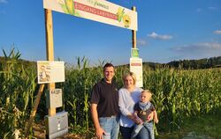 Denis Arnold und seine Frau Caroline haben in Aichelau ein Maislabyrinth eingerichtet. Auch Sohn Noah findet darin seinen Spaß.