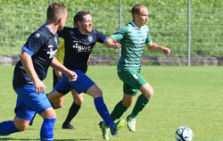 Lukas Koschmieder vom TSV Eningen (rechts) glänzt beim 4:1 gegen die TSG Upfingen mit einem Dreierpack.