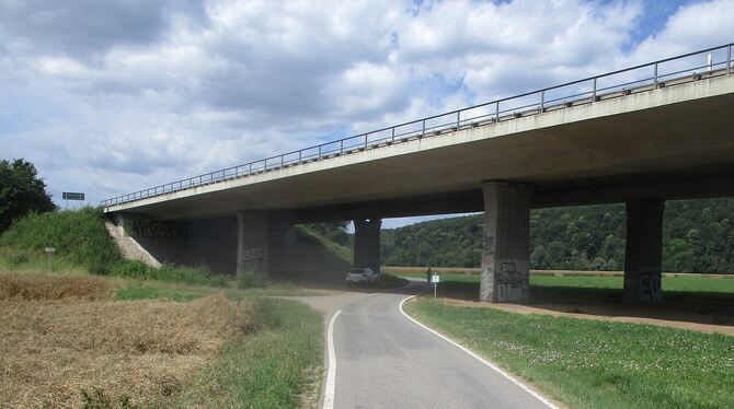 Diese Brücke führt die B27 über den Neckartalradweg.