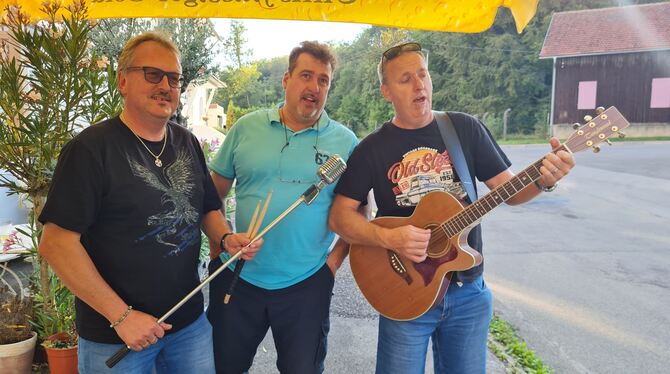 Kleine Jam-Session: Joachim Mayer (links), Jojo Maier (rechts) von der Band Neue Heimat mit Kino-Betreiber Hans-Jochen Kraft.