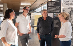 Bernita Le Gerrette (von links), Thomas Admetz und Andrea  Weiskopf im Gespräch mit Dieter Herrmann, der den Behnischbau seinerz