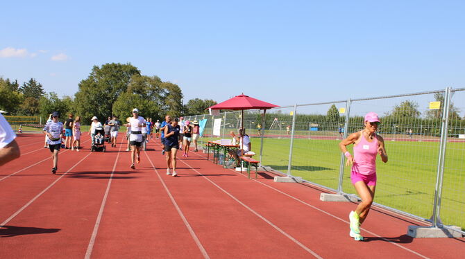 Auch die Ultramarathonläuferin Pamela Veith aus Dettingen (rechts) absolvierte Runde um Runde.
