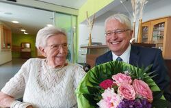 Elly Stange wurde gestern 100 Jahre alt. Bürgermeister Robert Hahn gratulierte mit einem Blumenstrauß. 