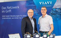Geschäftsführer Andreas-Christoph Beyertt (rechts) und Joachim Lönne, Leiter Entwicklung Glasfasertechnologie,  zeigen Feldmessg