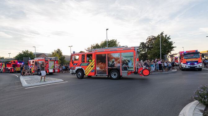 Die Feuerwehr Metzingen ist mit ihren Wagen von den Feuerwehrhäusern in der Innenstadt und Neuhausen umgezogen. Viele Einheimisc