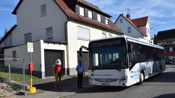 Passend zum Pressetermin kam der Bus: Helmut Scheuermann (links), Vorstandsmitglied im Vdk, und Bürgermeister Steffen Heß stiege