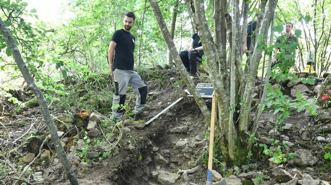Ausgrabungen Burganlage Schlösslesberg Unter dem Schutthügel des Turms legten die Archäologen eine 2,5 Meter dicke Umschalung frei. Links der Ausgräber Julius Dietze