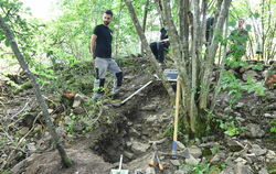 Unter dem Schutthügel des Turms legten die Archäologen eine 2,5 Meter dicke Umschalung frei. Links der Ausgräber Julius Dietze