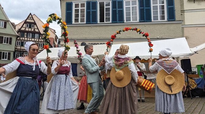 Bei der Eröffnung des umbrisch-provenzalischen Markts gesellte sich OB Palmer zu dem Tanz der Gruppe »Farandoulaire«. FOTO: ZECK