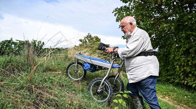 92-Jähriger erfindet Turbo-Rollator für Wald und Berge